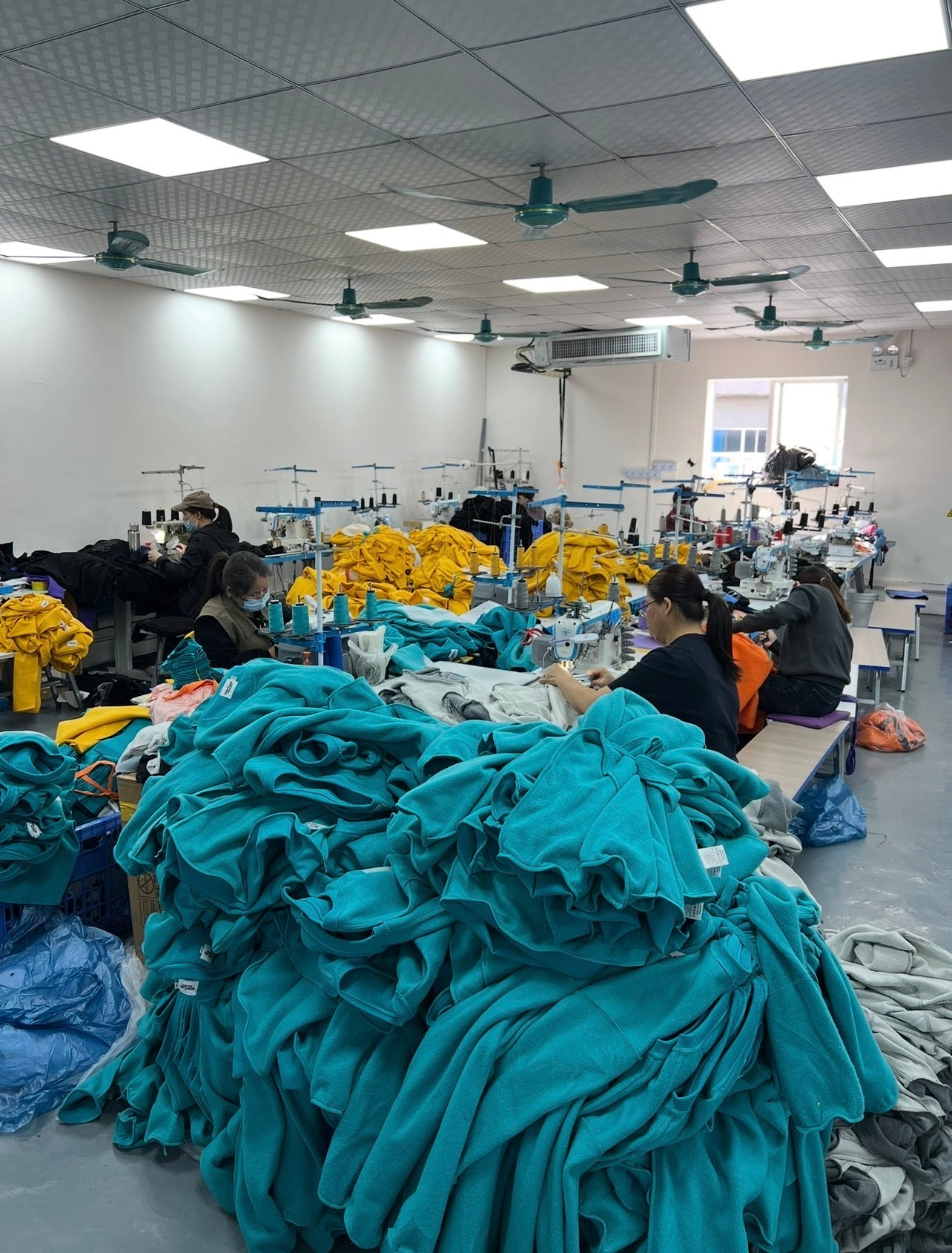 Confection des vêtements dans l’atelier partenaire